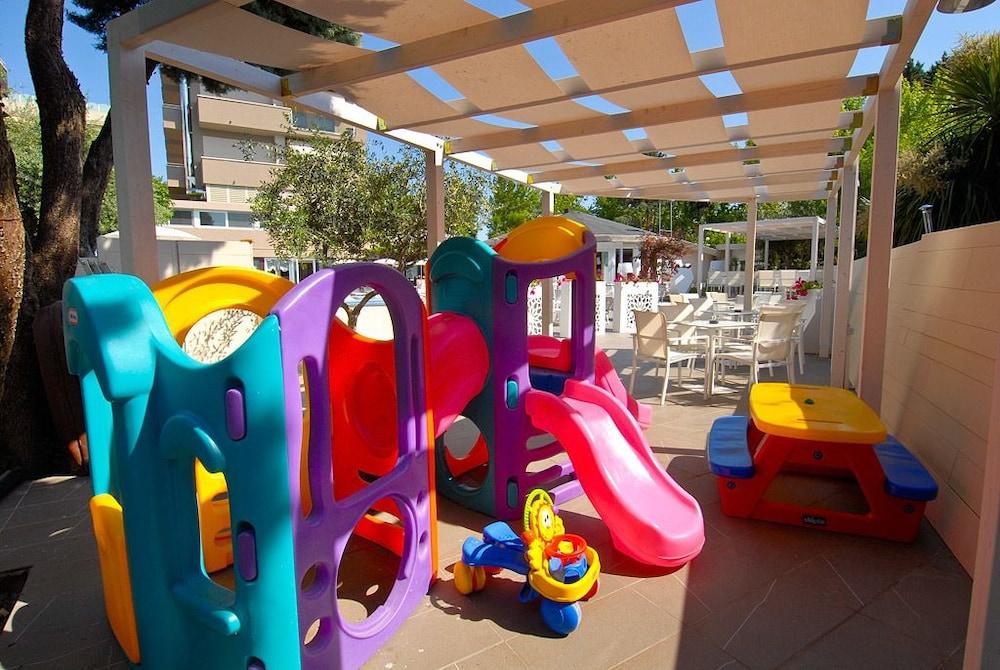 Hotel Pacific Cattolica Exterior photo