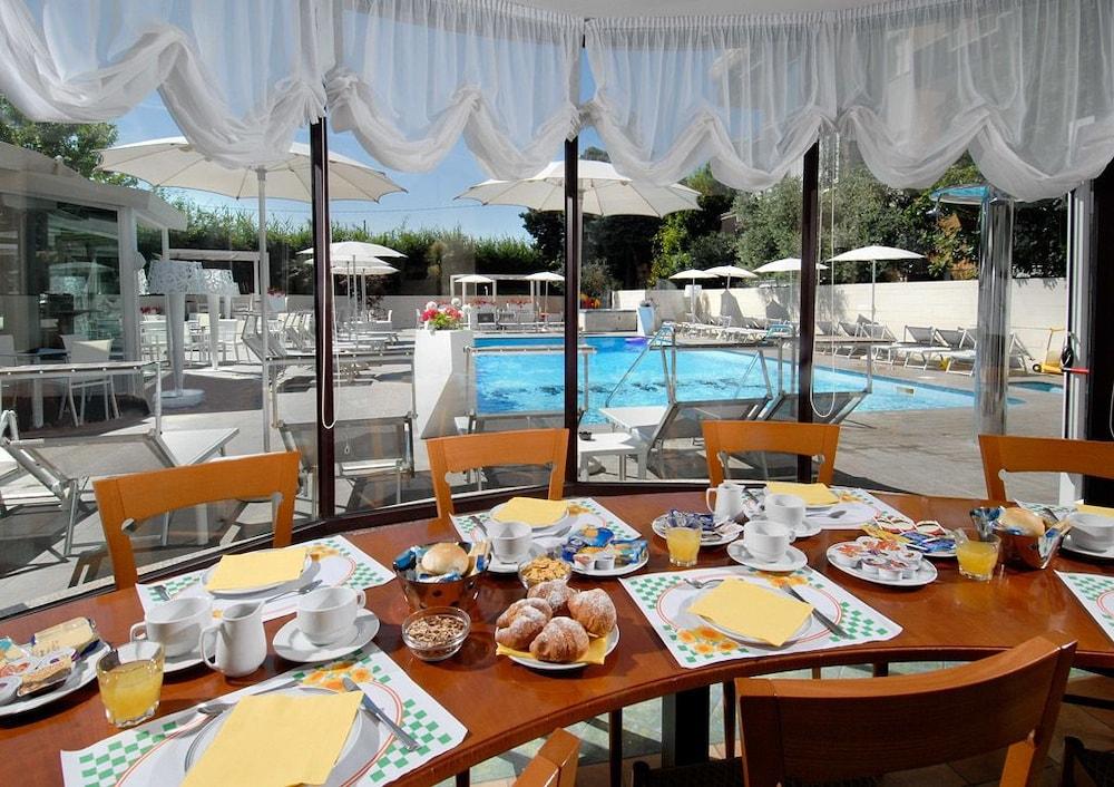 Hotel Pacific Cattolica Exterior photo